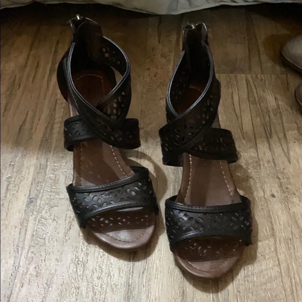 Zip back wedges
